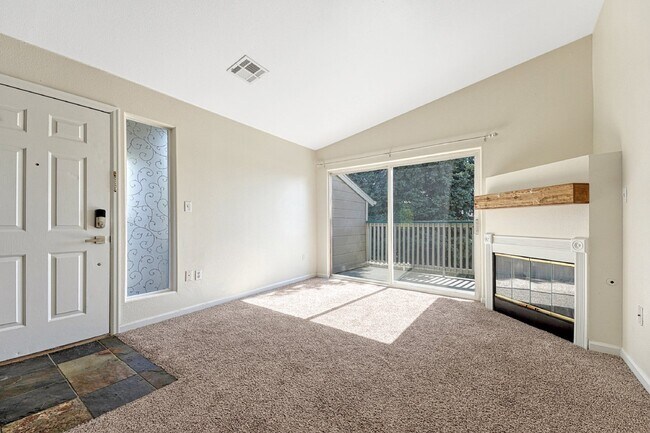 Foto del edificio - $2,100 - 2-Bed, 2-Bath Condo in Highlands ...