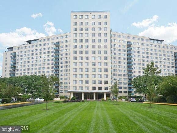 Photo - 10201 Grosvenor Pl (Rockville, MD)