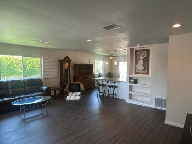 Building Photo - 64610 Pinehurst Cir