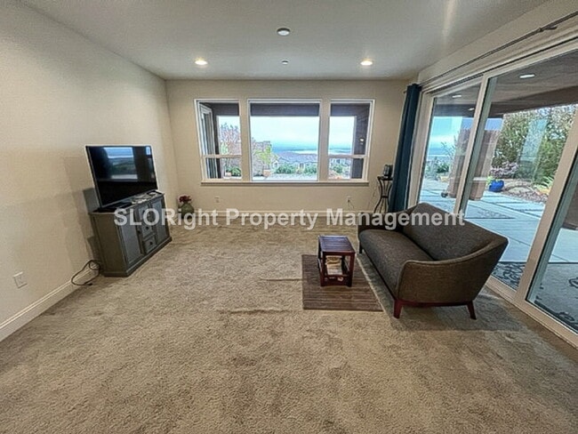 Building Photo - AVAILABLE AUGUST - Spacious Nipomo Home - 2 Bed + spacious den / 2 Bath