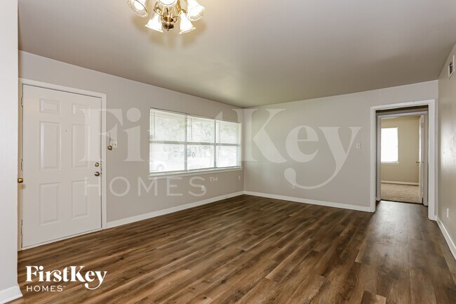 Foto del edificio - 10455 Plummer Dr