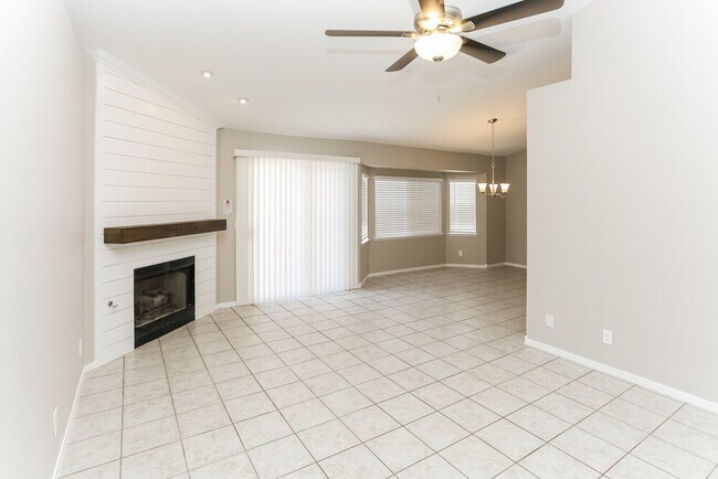 Foto del edificio - 6221 Tupac Ln