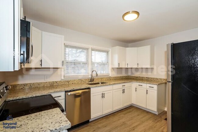 Foto del edificio - Amazing Recently Updated Home with Fenced Yard and Bonus Room!