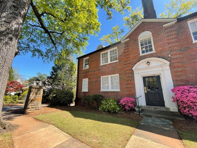 Exterior/Building entrance - 2861 Thornhill Rd