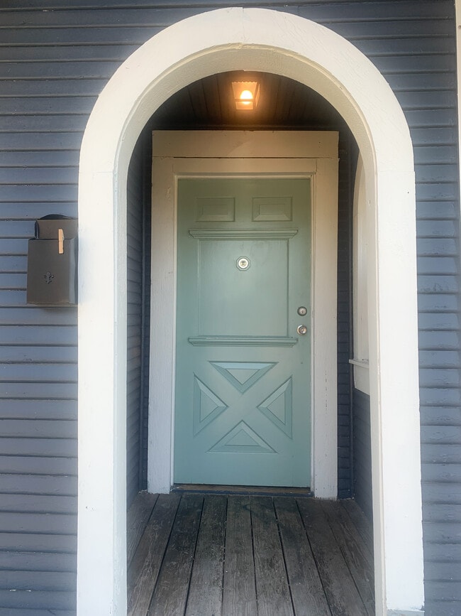 Building Photo - 818 W Lynwood Ave