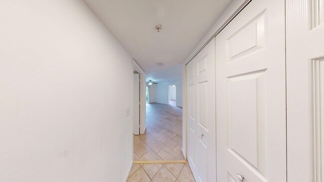 Foto del edificio - 2BD/2BA Dual Masters Condo w/ Lake Views!   *1st Floor & Gated Community*