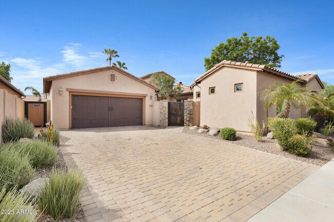 Building Photo - 5621 E Grovers Ave