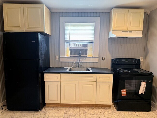 Building Photo - Downtown Living: 1 Bedroom Apartment