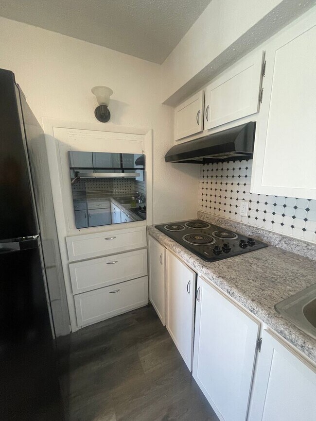 Building Photo - 527 Downing