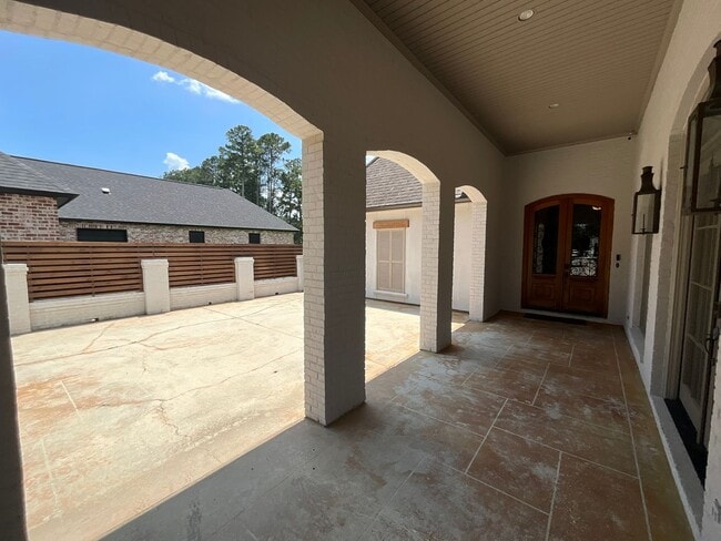 Building Photo - Live in Greystone Golf & Country Club!