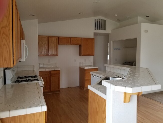 Building Photo - Charming 3 Bedroom Home