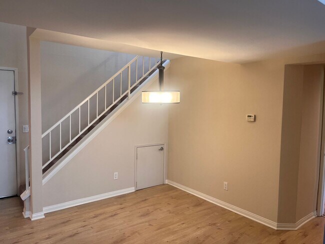Foto del edificio - 2 Bedroom 2 Bathroom Plus Loft in Prime Woodland Hills