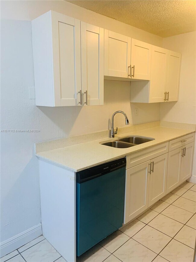 Foto del edificio - 580 NE 127th St