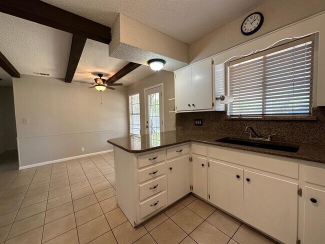 Foto del edificio - 5704 Cedardale Dr