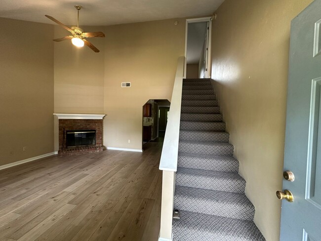 Building Photo - PET FRIENDLY 2/2 OFF RICHVIEW PARK!!!