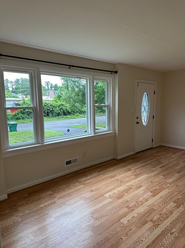 Foto del edificio - $2,300 / 3 br / 1.0 ba / 1,008 sqft