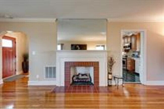 Foto del edificio - Beautiful Brick Home In A Desirable Location