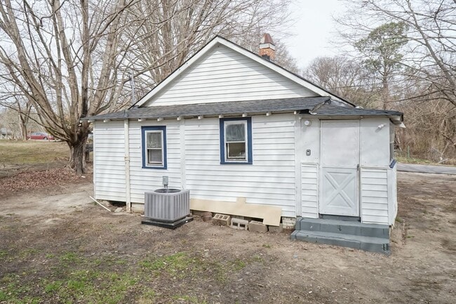 Building Photo - Two Bedroom Home!