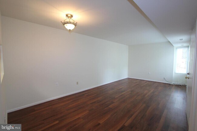 Foto del edificio - 10350 Luria Commons Ct