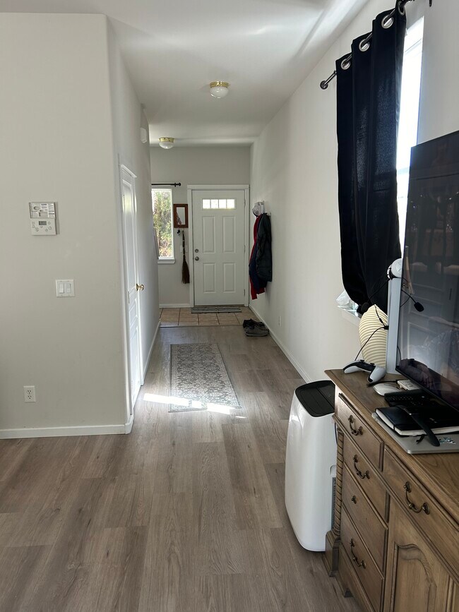 Front door hallway - 20055 Doanna Way