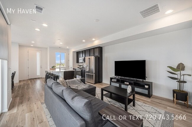 Building Photo - New townhome in fantastic location!
