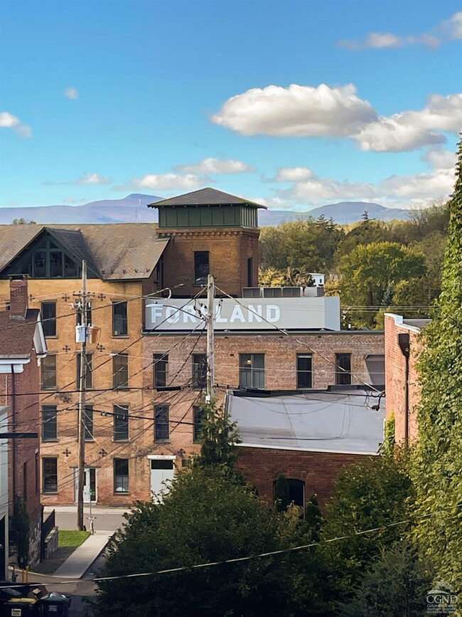 Building Photo - 352 Main St