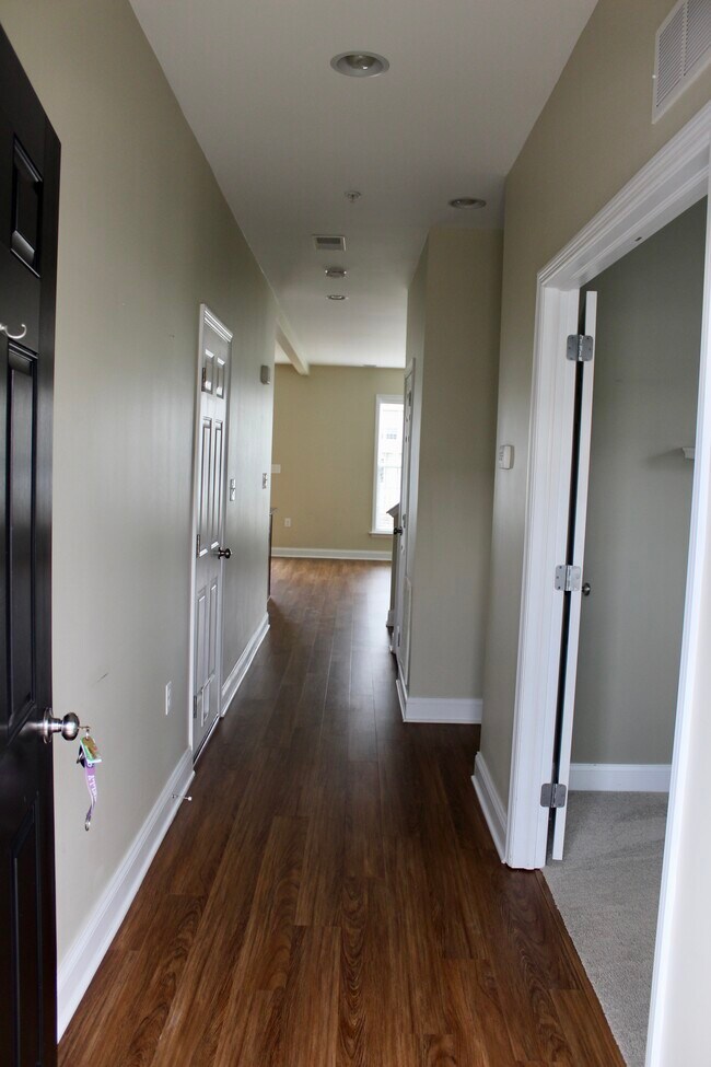 Primer piso con suelo de vinilo. - 855 Fawn Ln