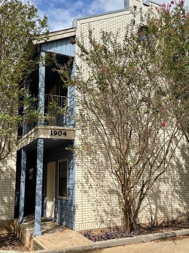 Building Photo - 1904 Robbins Plz