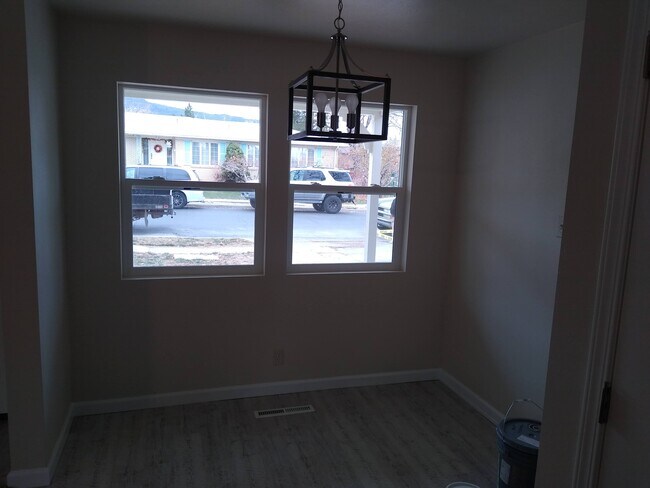 Building Photo - 425 Circleway Dr