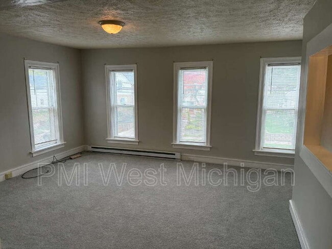 Building Photo - 538 Spencer St NE