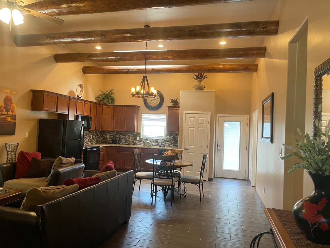 Área de cocina/sala de estar - 1935 Mercury Ln