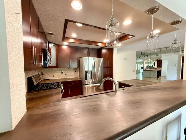 Building Photo - Woodhaven CC - Unfurnished 2br - Long Term