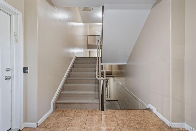 Building Photo - 3307 Parkview Dr