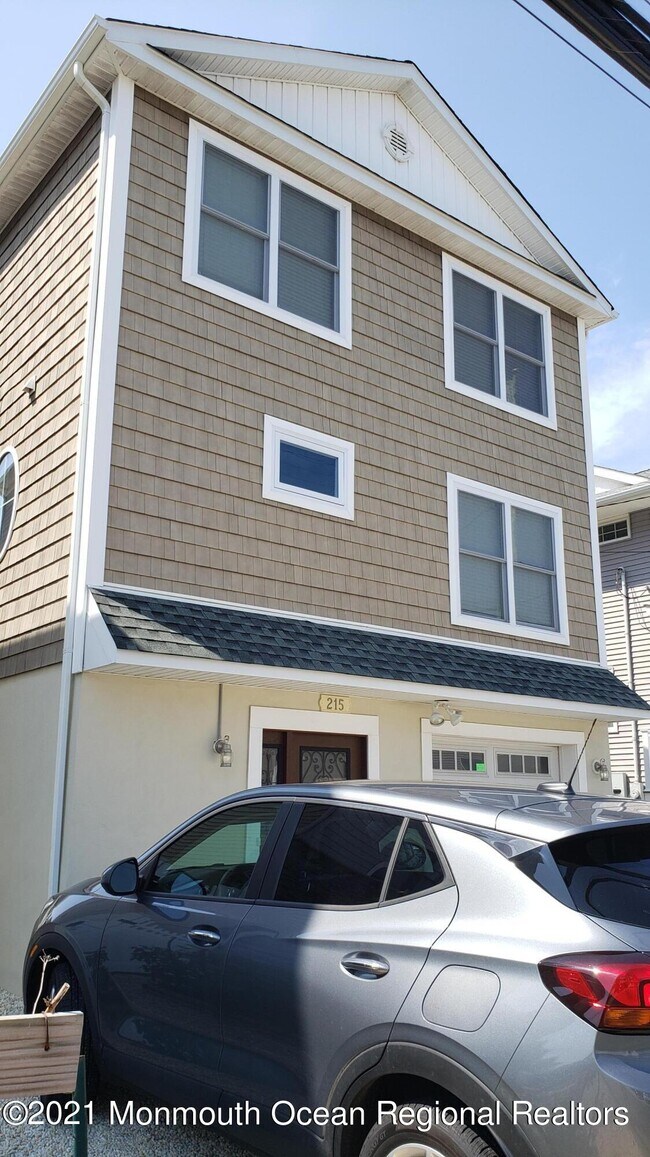 Building Photo - 215 Coolidge Ave