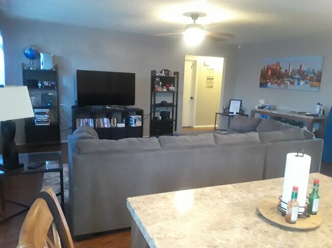 dining/living room - 4600 Windcrest Dr