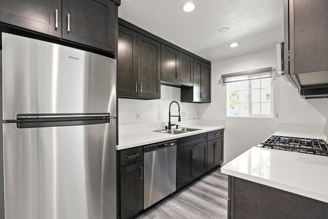 Photo - 900 W College St Apartment