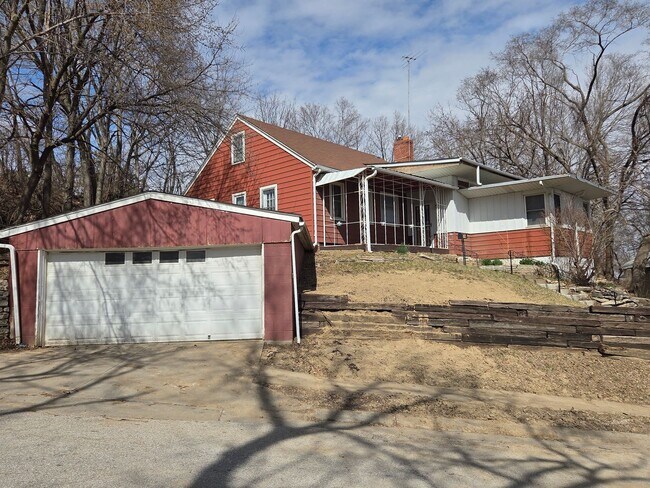 Foto del edificio - Charming Hilltop Home with Stunning City Views