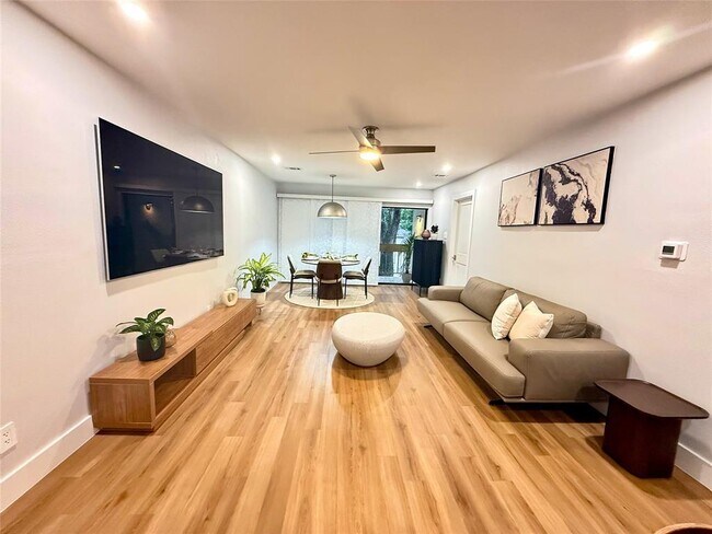Foto del edificio - 12100 Melville Dr