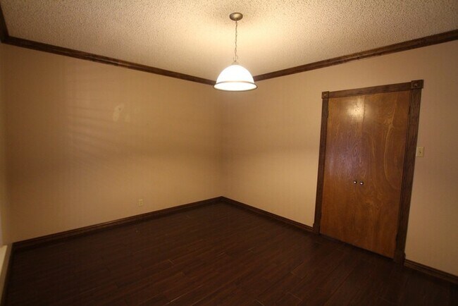 Foto del edificio - 3-bedroom, 2-bathroom gem!