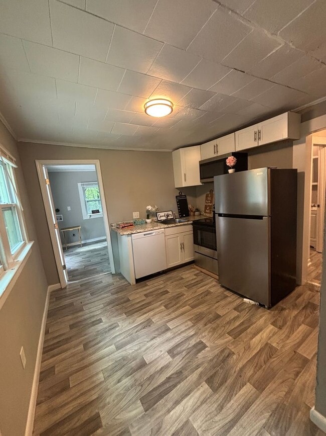 Building Photo - 3-Bed Home $1300 – Spacious & Move-In Ready!