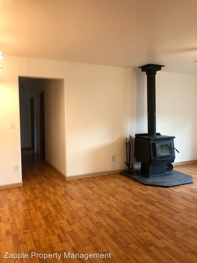 Building Photo - 3 br, 1 bath House - 114 E. Mullan