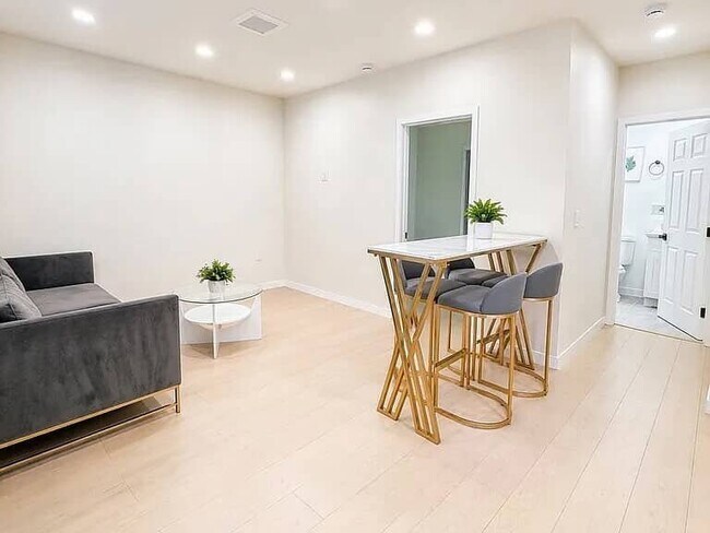 Foto del edificio - 13794 Marchant Ave