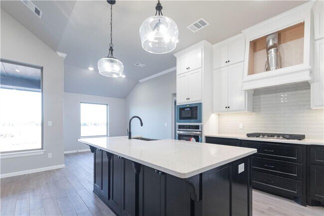 Foto del edificio - Luxury 4 Bedroom 2 Bathroom home in Deer Creek Schools with a Neighborhood Pool/Park (Council Rid...