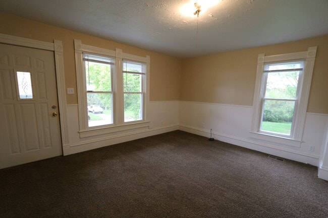 Building Photo - 3 Bedroom 1 Bath