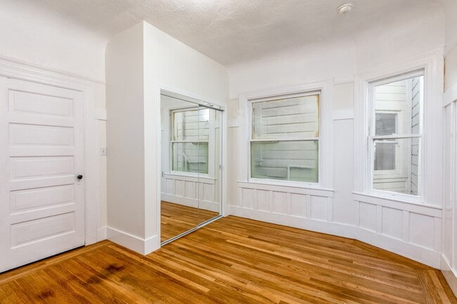 Building Photo - Outside Leasing - 1035-1039A Sanchez Street