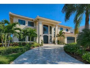 Building Photo - 513 Palm Dr