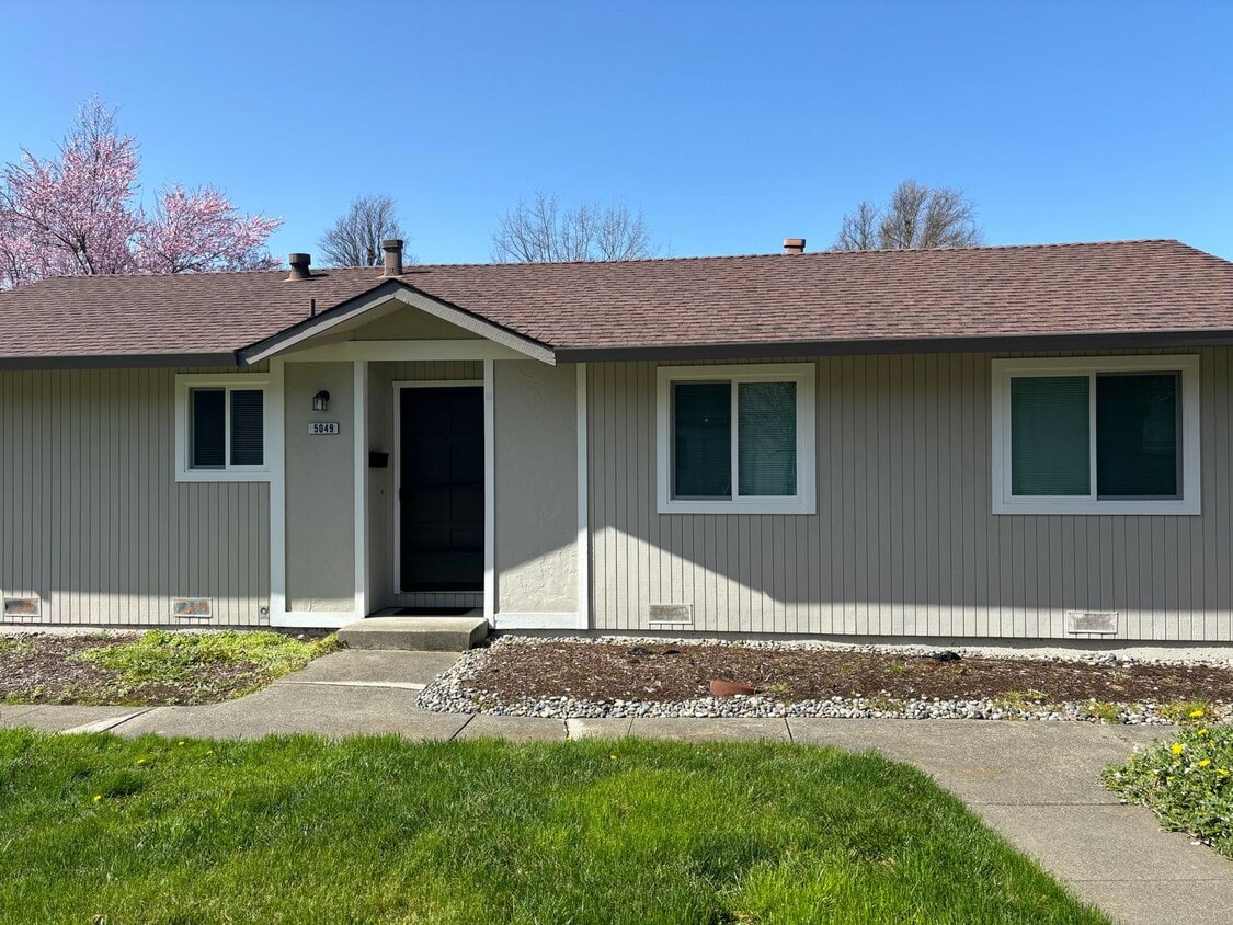 Primary Photo - Clean 2 bedroom 1 bath