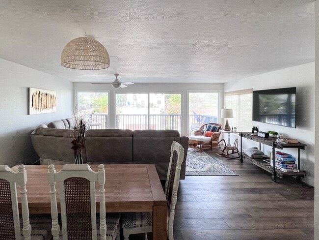 Building Photo - 3BR/2BA Remodeled Condo – 1 Block from the...