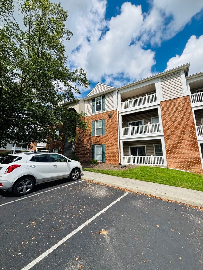 Building Photo - 215 S Knollwood Dr