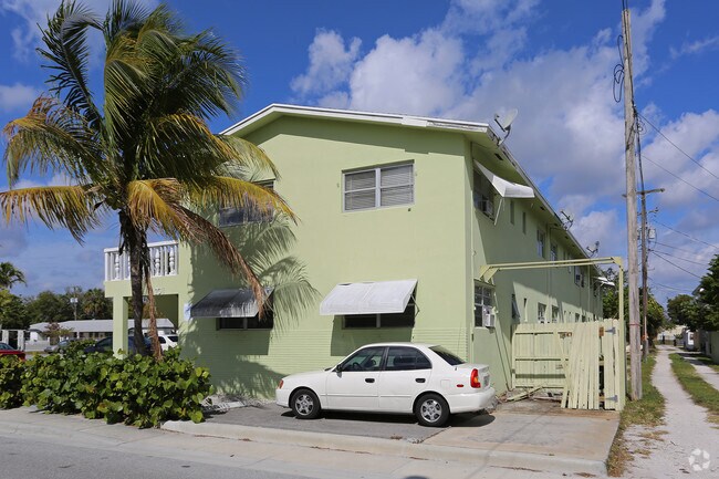 Community - 702 N L St